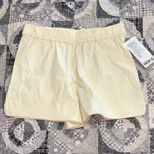 NWT Lululemon Cinchable Waist HR Woven Short - size 12 - SNDC - pale yellow